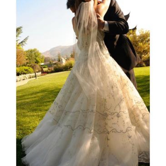 Kenneth Poole wedding dress.   Size 8 appropriate.  Lace up back.  Elegant. - Picture 7 of 11